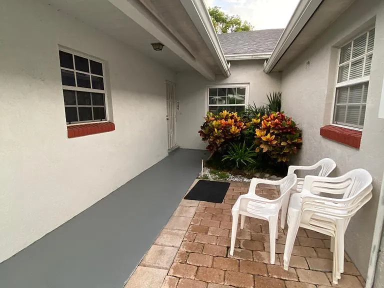 Private side courtyard