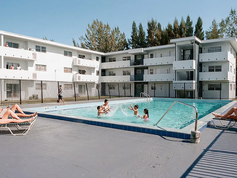7-web-or-mls-LakeShore_Presidential_DSC7134