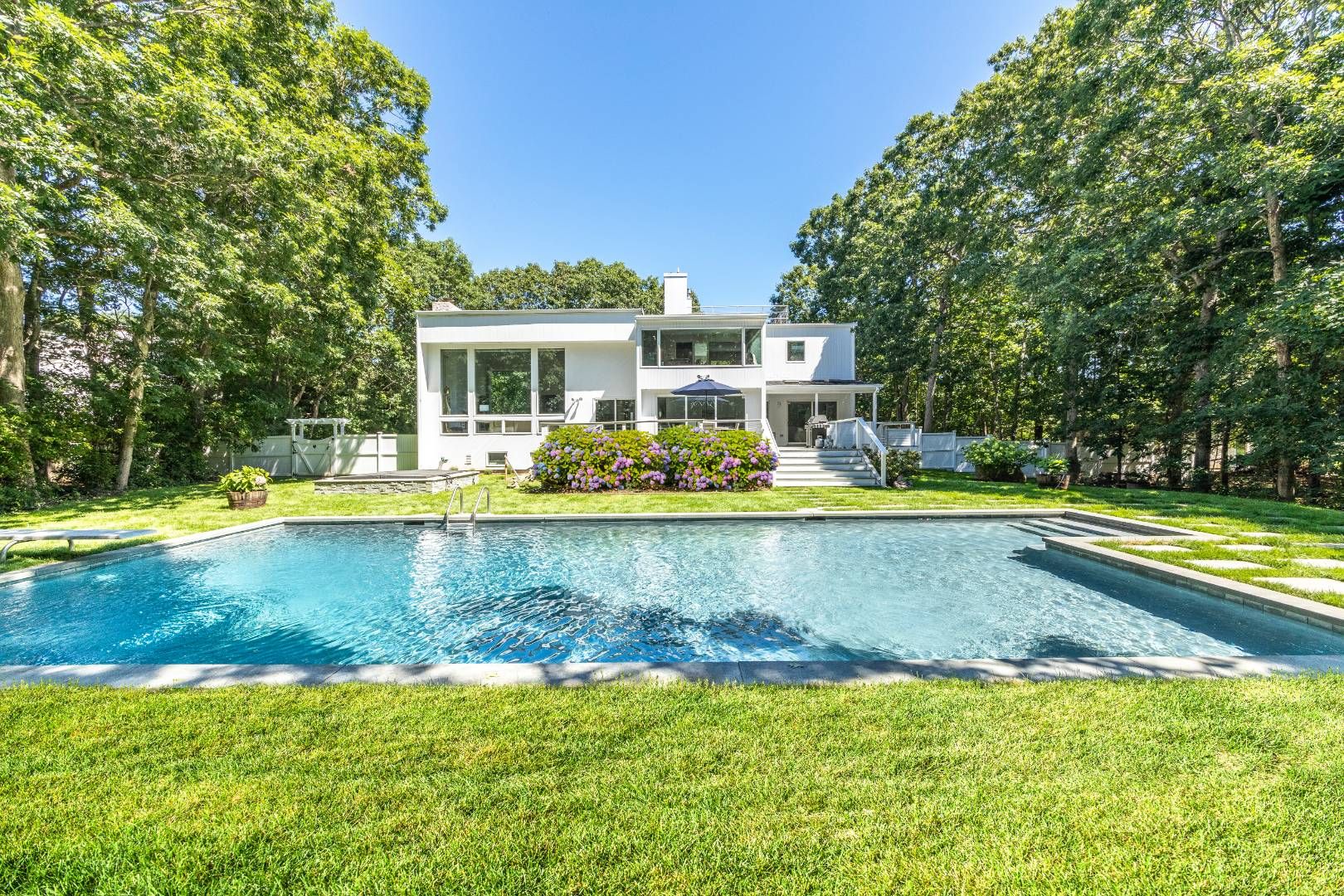 29 Hedges Banks Dr in East Hampton Out East