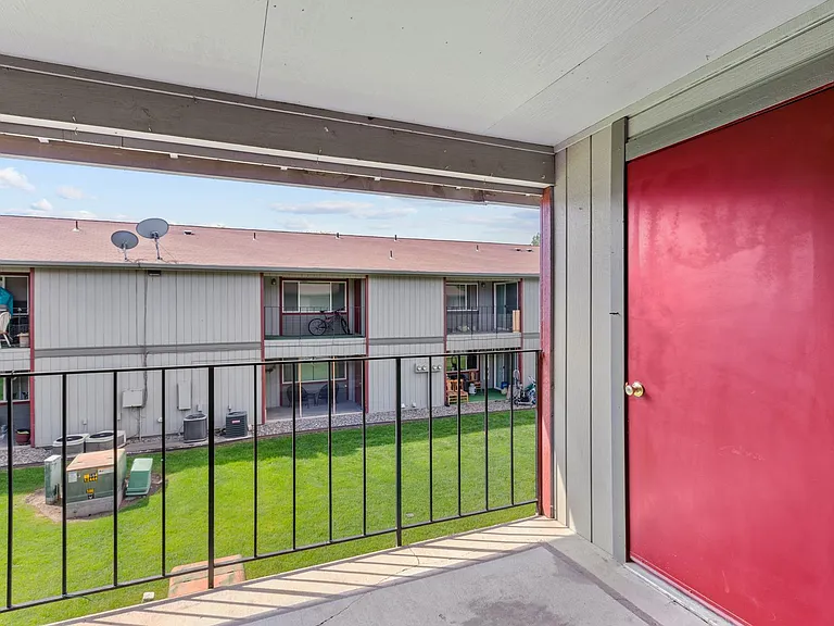 Irving Place Apartments — Photo 49