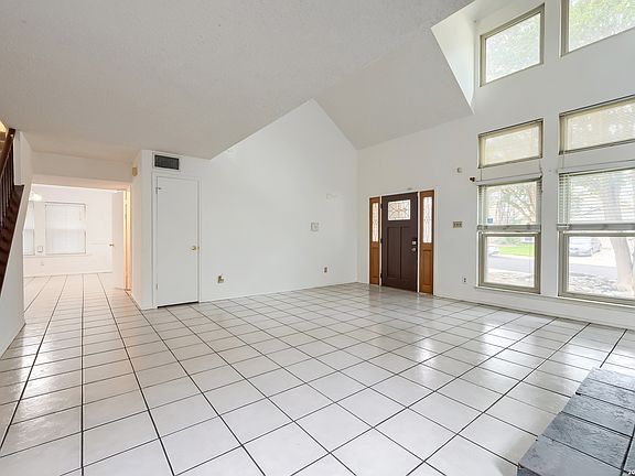 4th image of 2533 Montebello