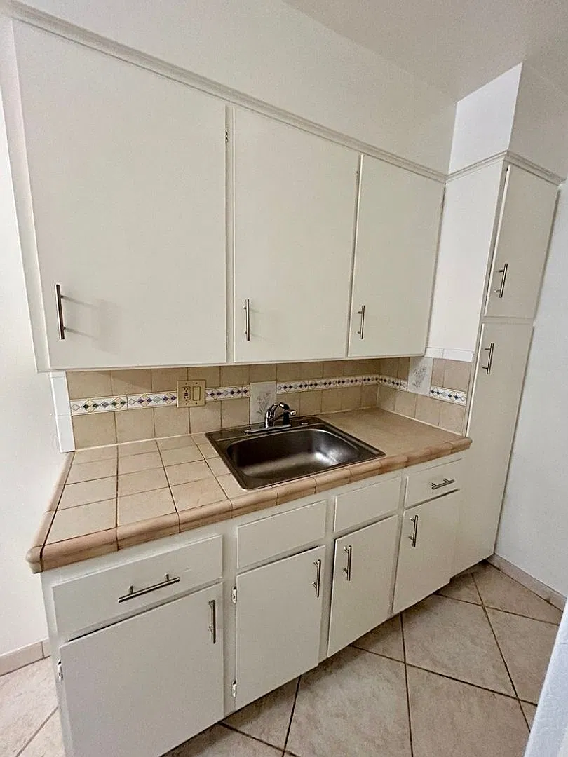 D Street Apartments — Photo 2
