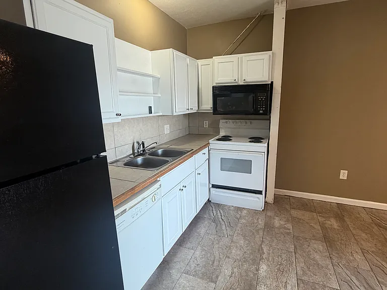 1265 Harkrider St #B — Photo 4