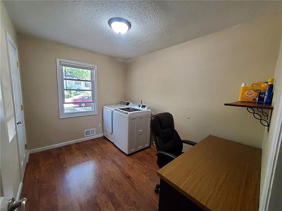 3rd image of 3908 S Harbaugh Dr