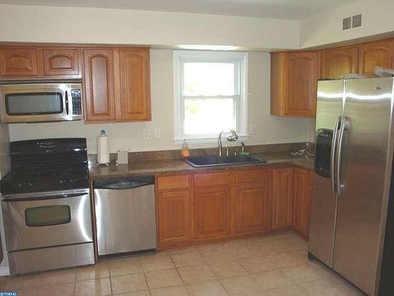 3rd image of 10 N Wynwyd Dr