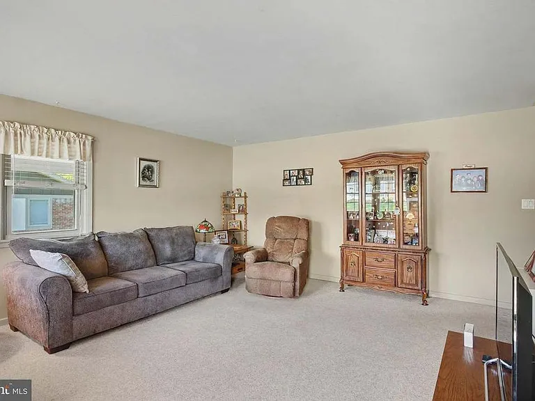 422 Westview Dr — Photo 4