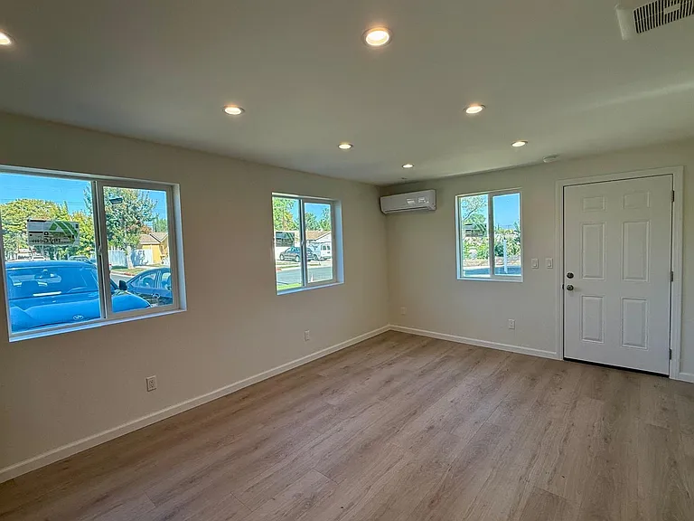 23938 Friar St — Photo 6