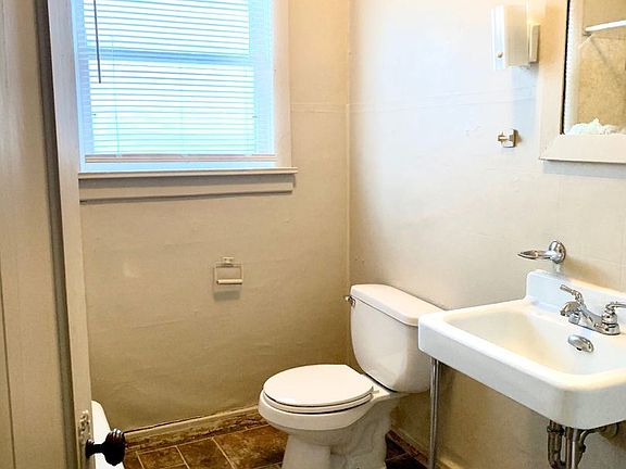5th image of 824 11th Ave S