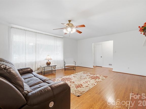 4th image of 914 Springdale Ln