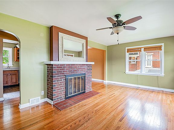 5th image of 415 Foch St