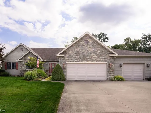 6425 Ruth Dr, Seven Hills, OH 44131