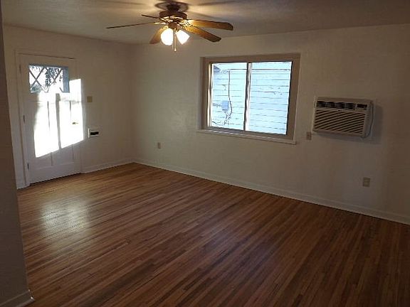 3rd image of 903 Lowell Dr