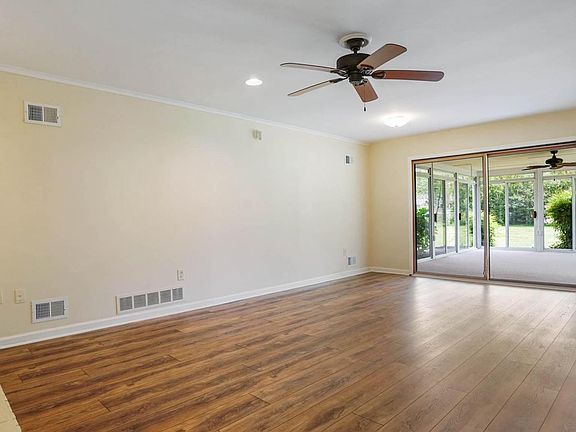4th image of 229 Queen Anne Club Dr