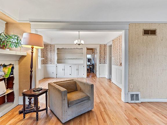 5th image of 7131 Milwaukee Ave