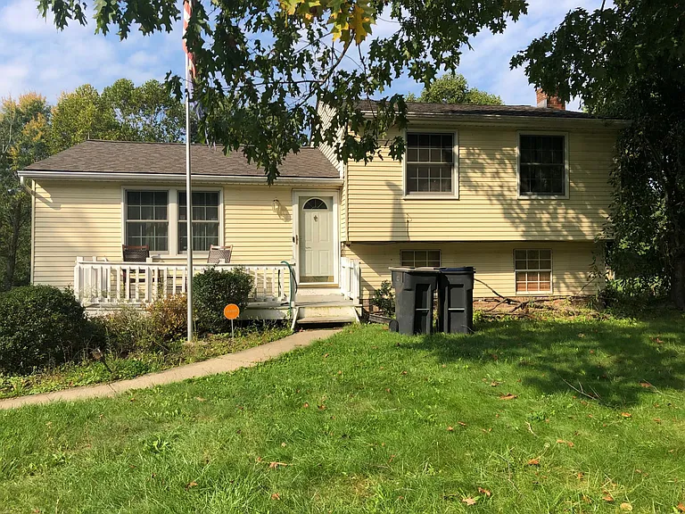 426 Deerfield Dr — Photo 2