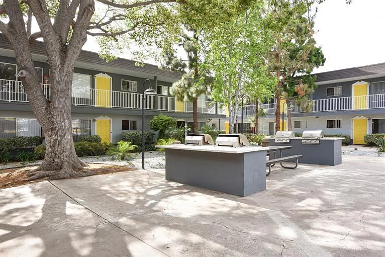 The Atherton Apartments — Photo 3