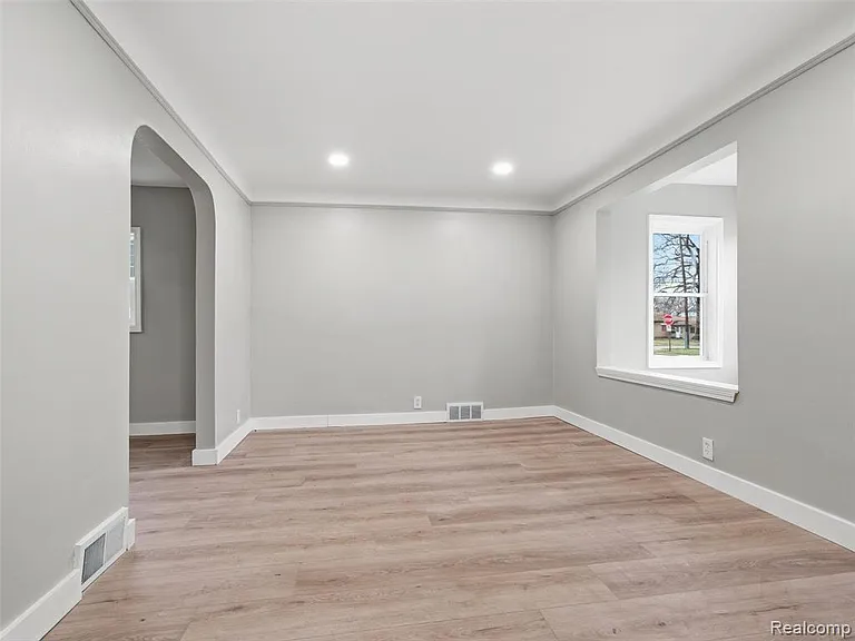 1027 E Milton Ave — Photo 1