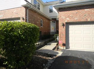 555 Goodwin Dr, Bolingbrook, IL 60440