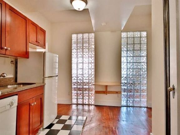 3rd image of 11 Waverly Pl #12F