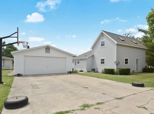 135 N Indiana Ave, De Land, IL 61839