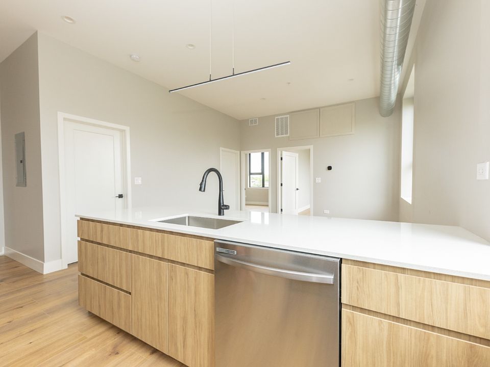 1st image of 6043 N Winthrop Ave #301