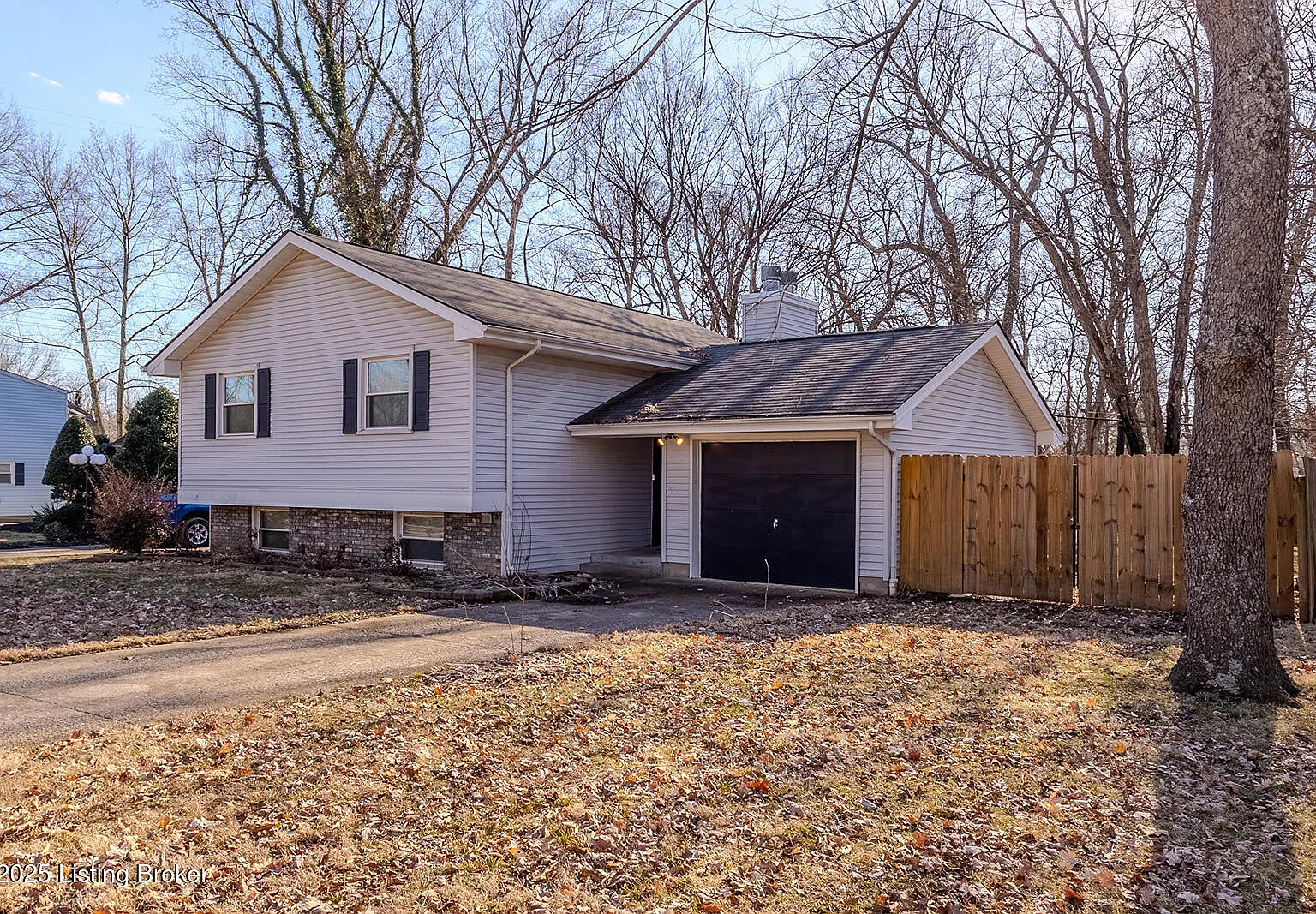 3 bed, 2.0 bath, 1934 sqft, $2,300 — Photo 2