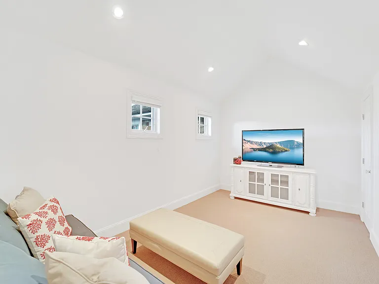 15 Hampton Close — Photo 19
