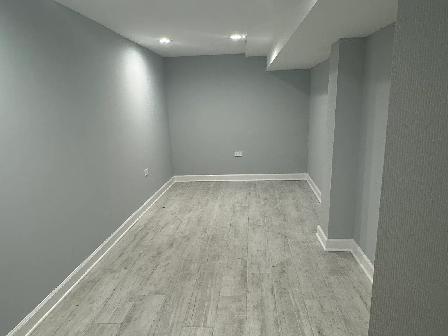 946 N Harding Ave — Photo 2