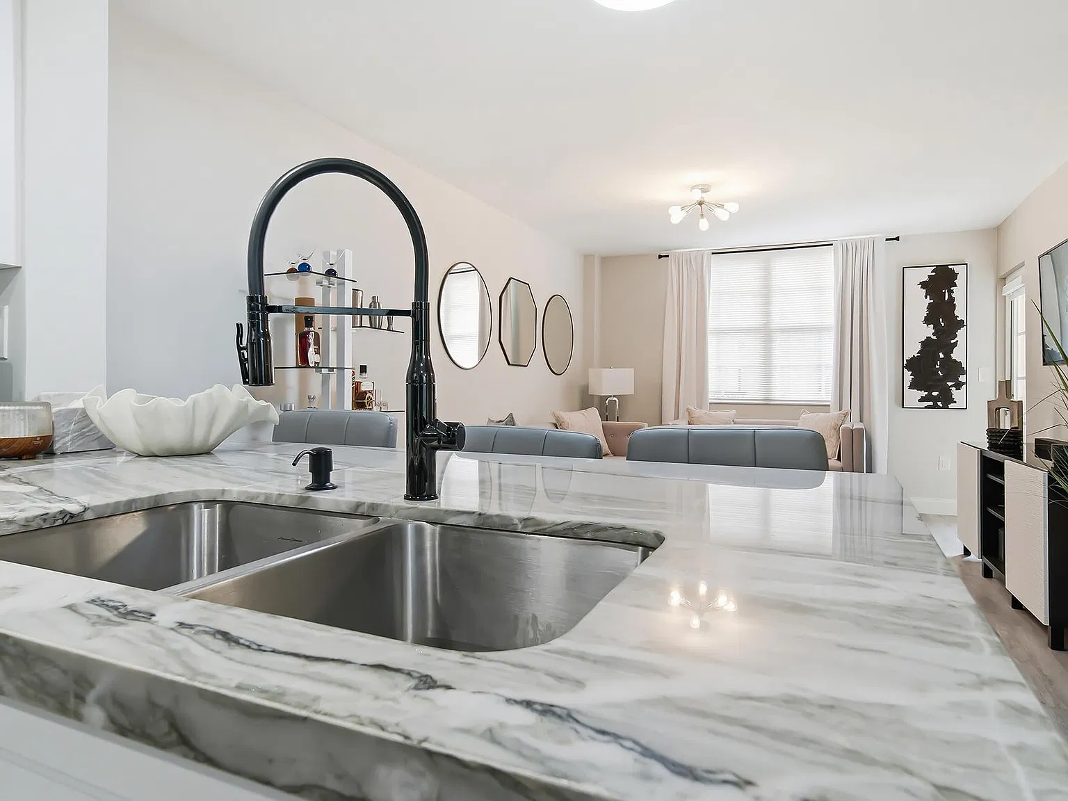 1 bed, 1.0 bath, 662 sqft, $4,000 — Photo 4