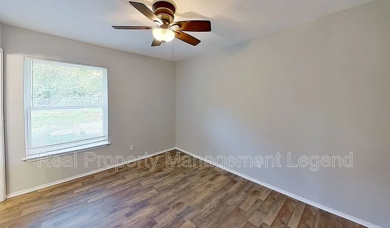 717 E Martin Ln — Photo 9
