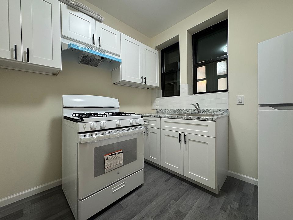 1st image of 410 W 46th St APT 3C