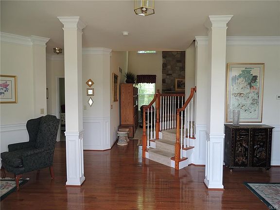 3rd image of 8 Creek Ct
