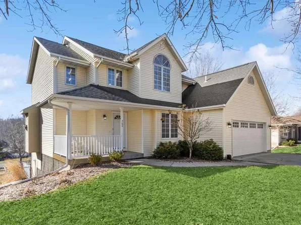 760 Forest Edge Dr, Coralville, IA 52241