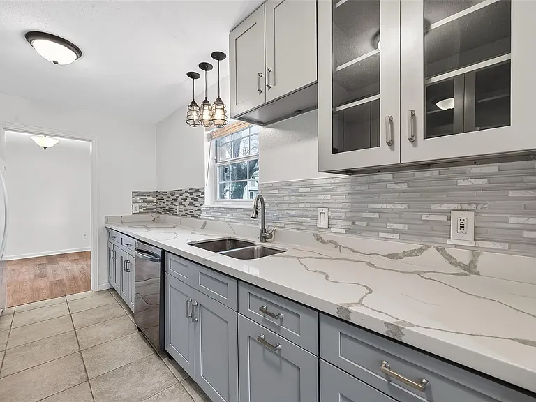 500 N Post Oak Ln — Photo 17