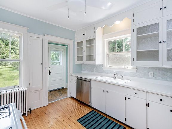 3rd image of 862 Holton St