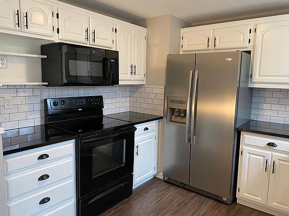 Updated kitchen, quartz countertops