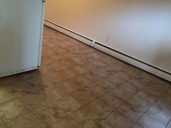 4th image of 654 Stryker Ave #6