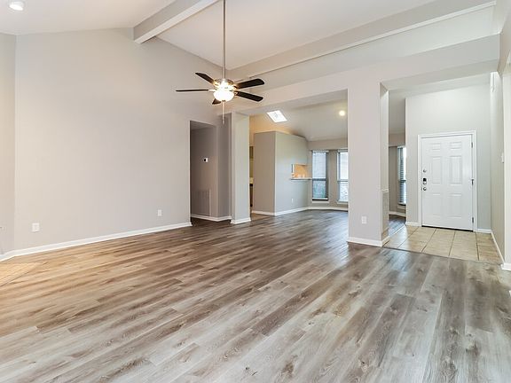 5th image of 107 Hollywood Dr