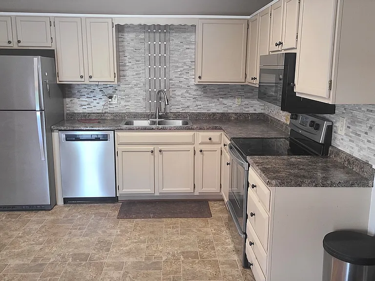 1526 Old Oak Ln — Photo 2