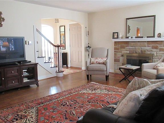 3rd image of 1696 N Lincoln Ave