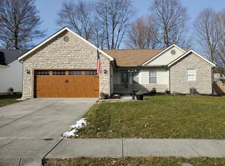 421 Oak Meadow Dr, Pataskala, OH 43062