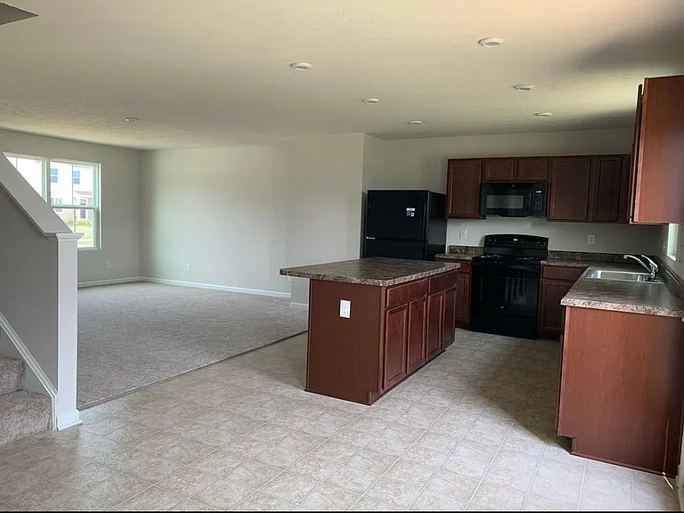 449 Regina Dr — Photo 3