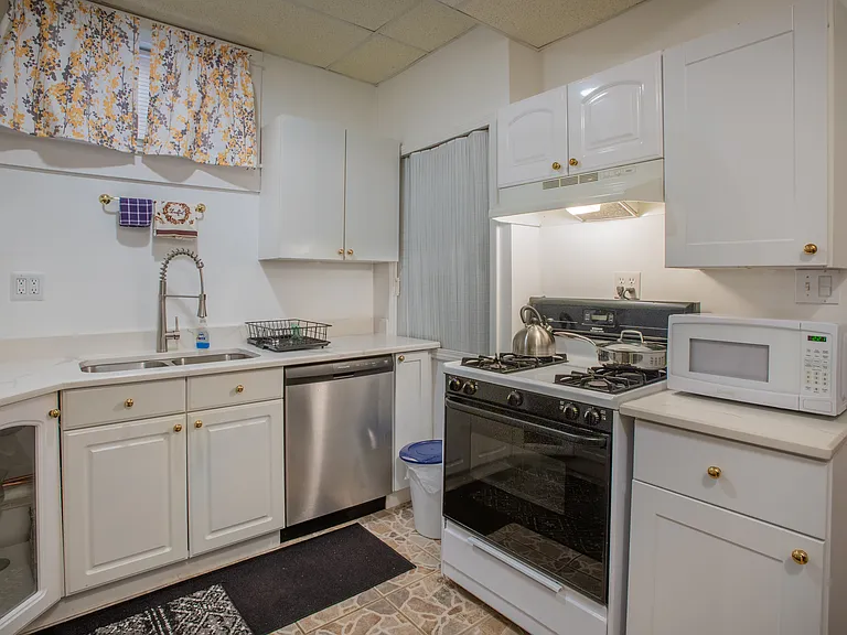 Kitchen / Dishwasher