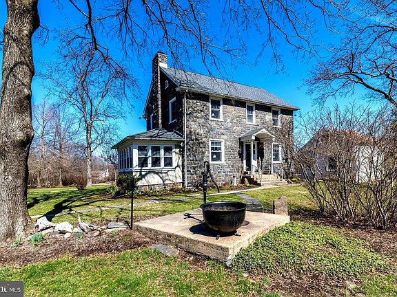 3rd image of 1219 Ridge Rd