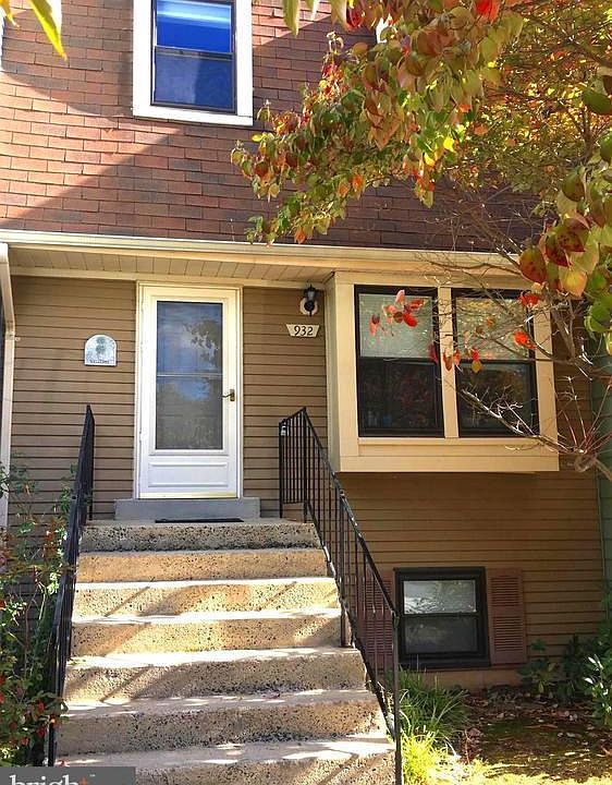 1st image of 932 Barton Oaks Pl