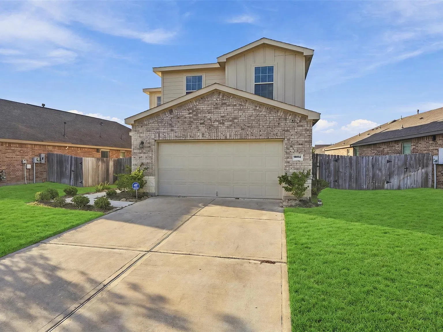 3 bed, 2.5 bath, 2320 sqft, $2,150 — Photo 2