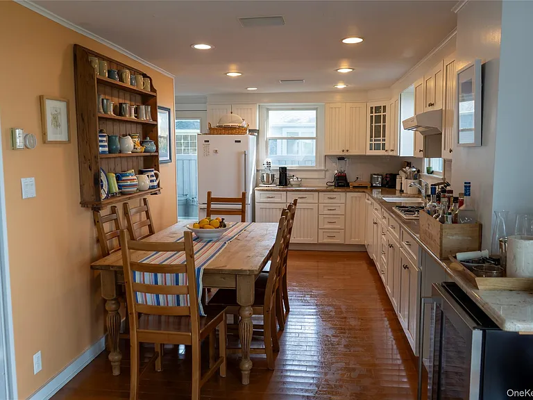 1429 Peconic Bay Blvd — Photo 7