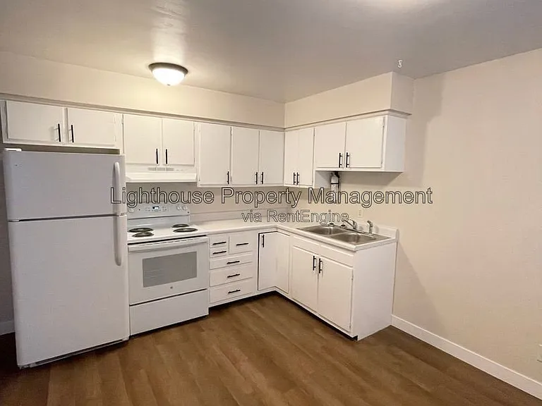 1924 Sunnyside Dr — Photo 2