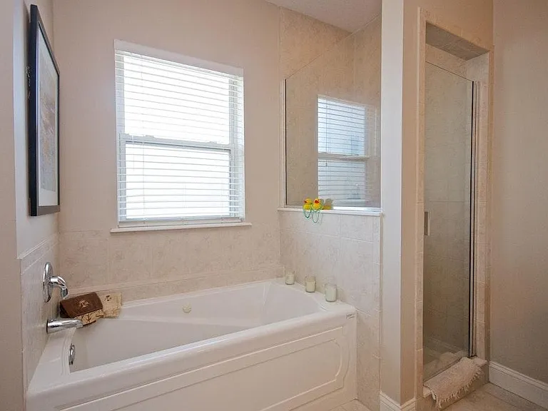 Jacuzzi Tub & Walk In Shower