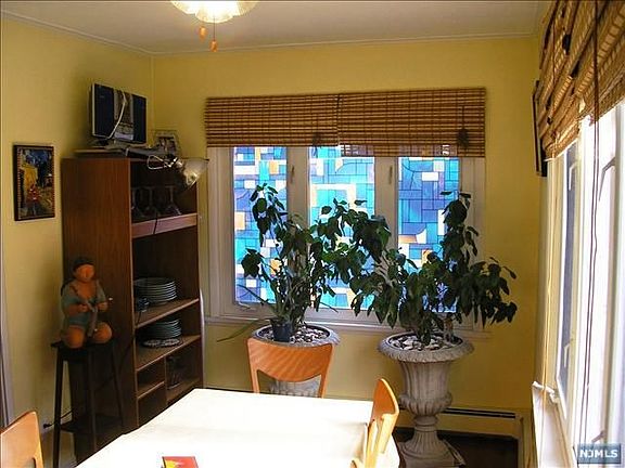 5th image of 362 Westwood Ave